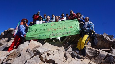 صعود گروه کوهنوردی بهمن به سرپرستی بهمن باقریان به مناسبت ولادت حضرت معصومه زهرا(سلام الله علیها)به علم کوه .